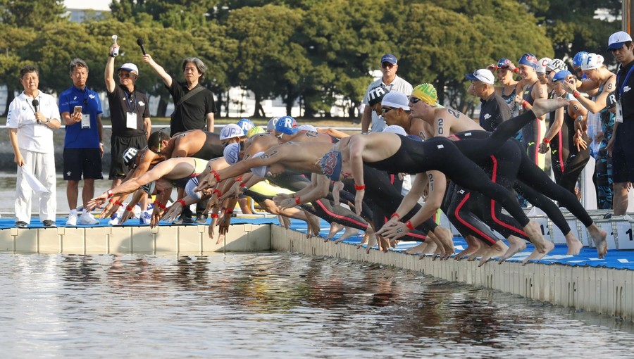 水泳オープンウオーターの東京五輪テスト大会でスタートする男子選手＝11日、東京・お台場海浜公園