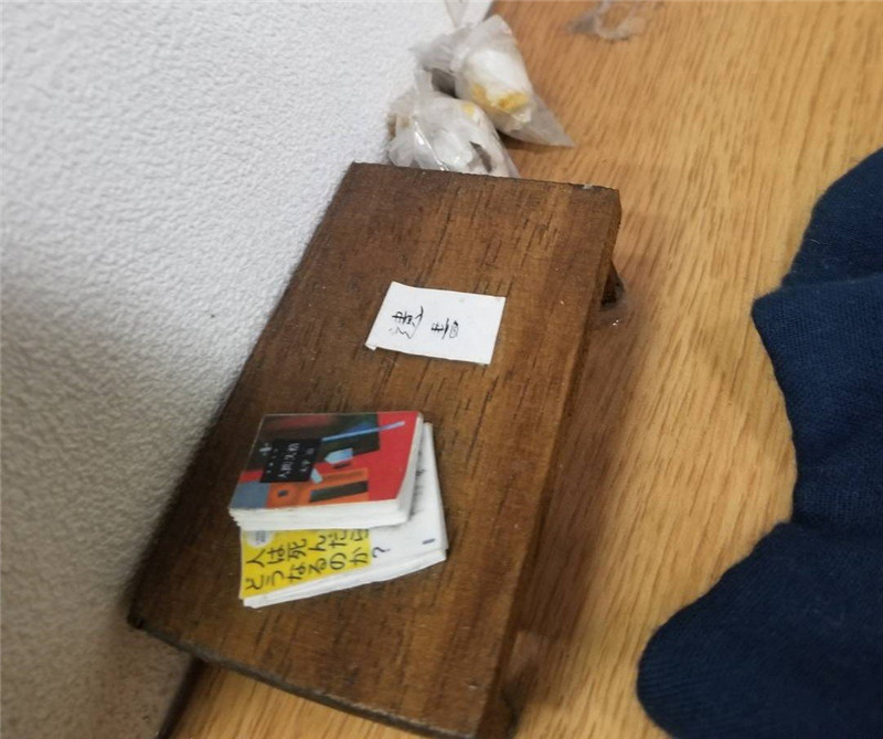 部屋には死生観にまつわる本と遺書が残されている