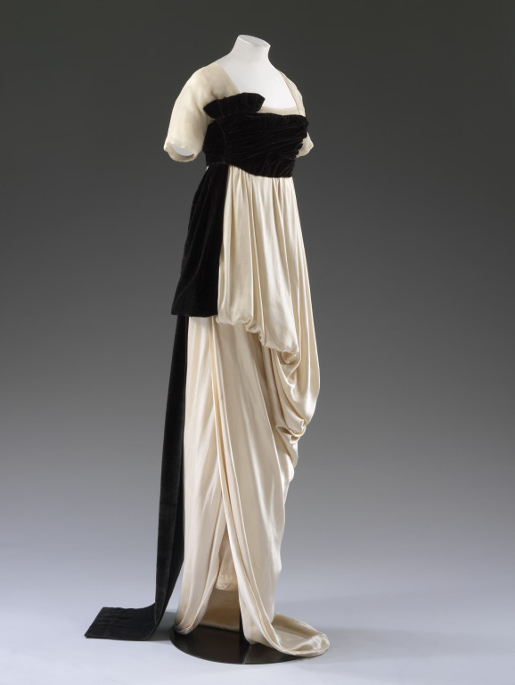 T.31-1960 Evening dress Silk satin evening dress trimmed with chiffon and machine-made lace, Lucile, London, ca. 1912 Lucile (1863-1935) London Ca. 1912 Satin, trimmed with chiffon and machine-made lace, silk velvet, lined with grosgrain, whalebone