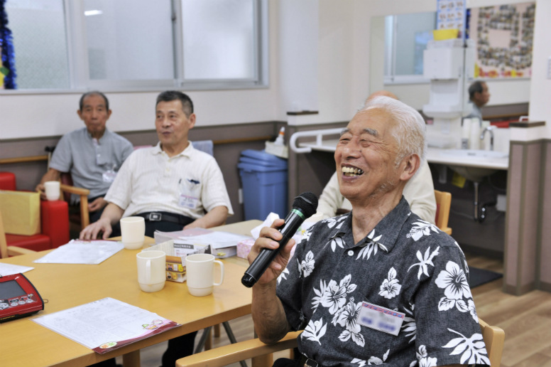 笑容满面的老人