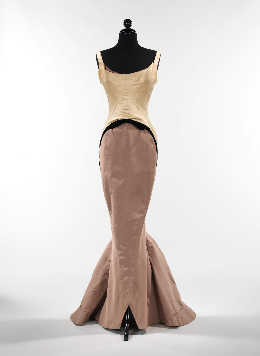 59.39 0004 Working Title/Artist: Charles James: Evening DressDepartment: Costume InstituteCulture/Period/Location: HB/TOA Date Code: Working Date: photography by mma, Digital File "59.39_front_CP3.tif" retouched by film and media (jnc) 2_28_12