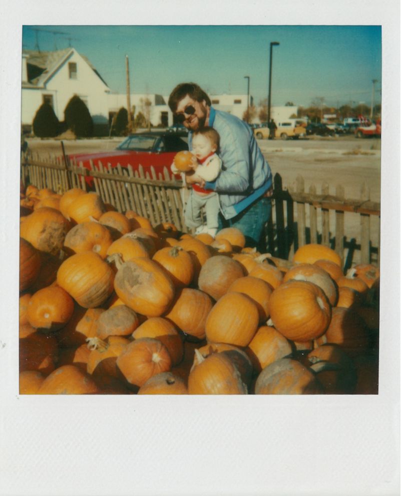 heather-don-pumpkin-ht-ay-190930_hpEmbed_13x16_992