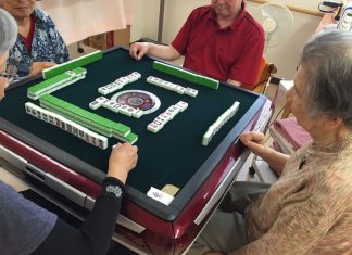 这群老人上托老所,每天跟健身打牌搓麻唱K,居然很期待?