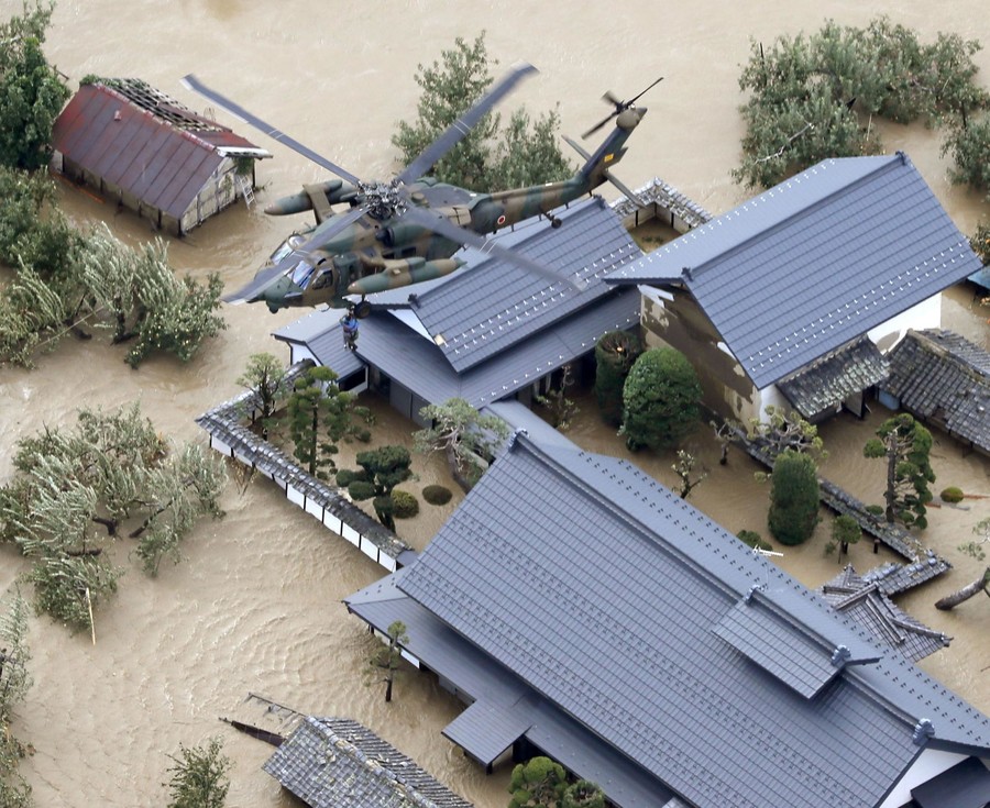 千曲川が決壊した長野市穂保で孤立した住宅から住民を救出する自衛隊ヘリ