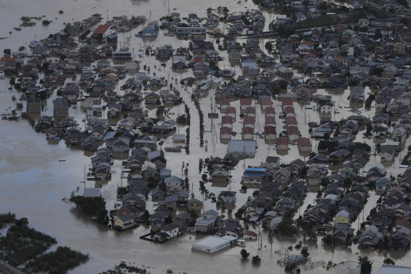 千曲川の堤防が決壊し、浸水する長野市豊野町豊野の住宅街