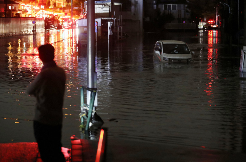 台風19号の影響で冠水し、路上に放置された乗用車