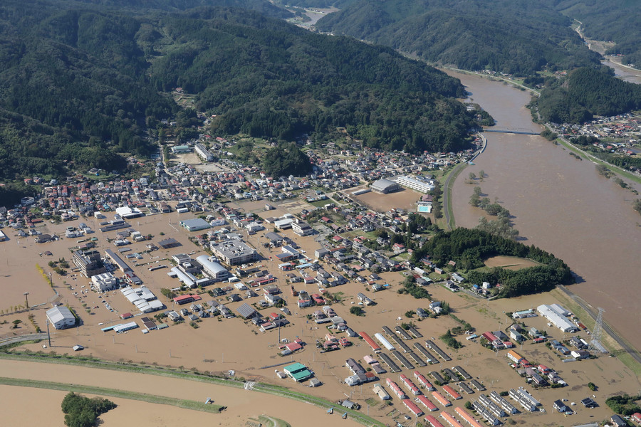 台風１９号の大雨の影響で氾濫した阿武隈川（右）＝１３日午後、宮城県丸森町