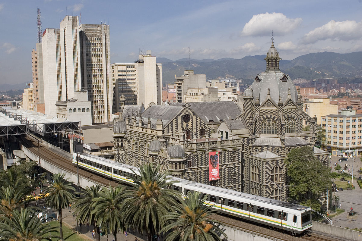 1200px-Metro_de_Medellín,_Colombia