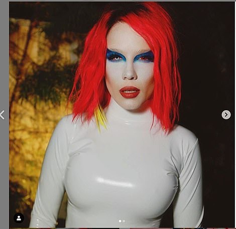 20417676-7634723-She_s_smashed_it_Halsey_paid_tribute_to_Marilyn_Manson_from_his_-a-20_1572532077203