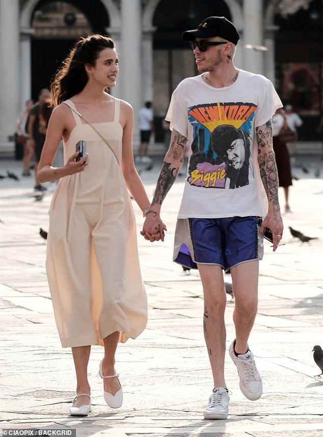 20637446-7687751-With_Margaret_Qualley_in_Venice_in_September_this_year-m-35_1573775184624