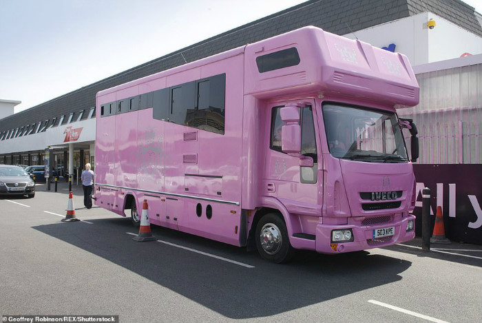 21492404-7726455-A_horse_box_belonging_to_Price_is_pictured_at_a_fragrance_launch-a-7_1574815887320