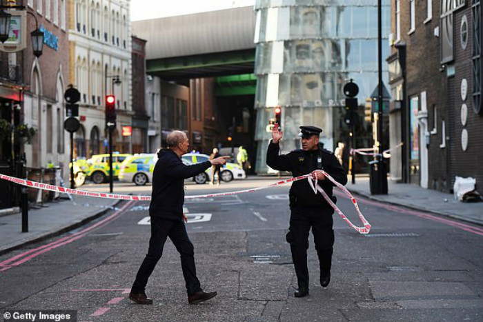 21621552-7739357-Members_of_the_public_are_held_behind_a_police_cordon_near_Londo-a-91_1575042652864