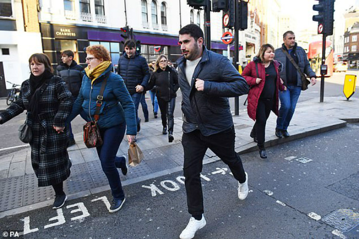 21621874-7739357-People_running_away_from_Borough_Market_in_London_after_police_t-a-85_1575042634666