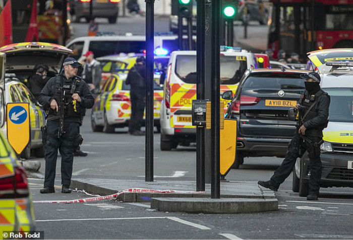 21625328-7739889-Police_at_Borough_Market_after_a_knifeman_was_shot_by_officers_a-a-8_1575079388802