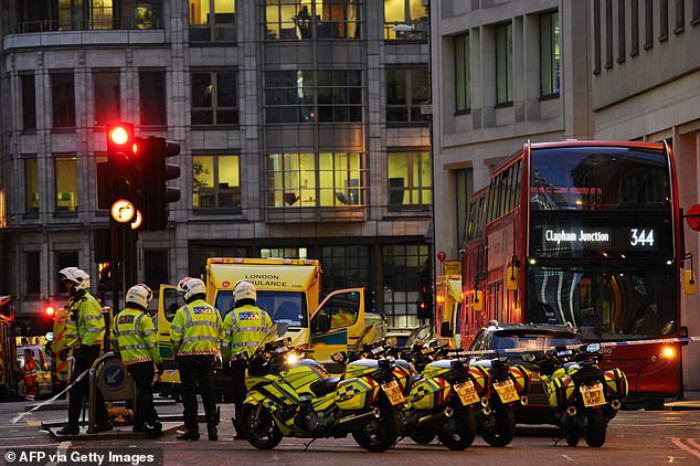 21626080-7740131-Police_and_emergency_vehicles_gather_at_Leadenhall_near_London_B-a-5_1575064626922