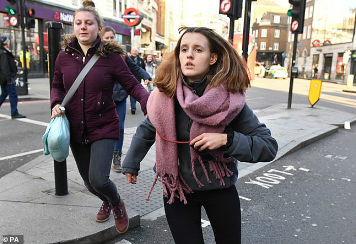 21634356-7740131-Two_young_women_were_seen_running_near_Borough_Market_today_afte-a-7_1575078341974