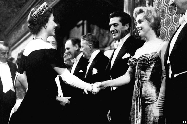 Marilyn-Monroe-meets-Queen-Elizabeth-II-London-1956-queen-elizabeth-ii-33199015-766-511
