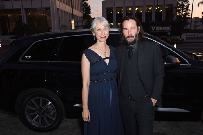 keanu-reeves-alexandra-grant-holding-hands-public-5dc12937a69ab__700