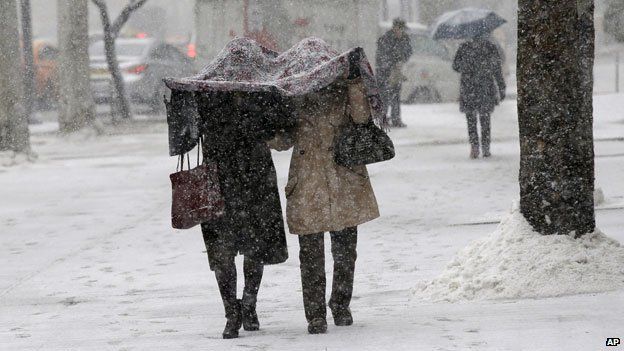 _74495051_snowy_women624ap