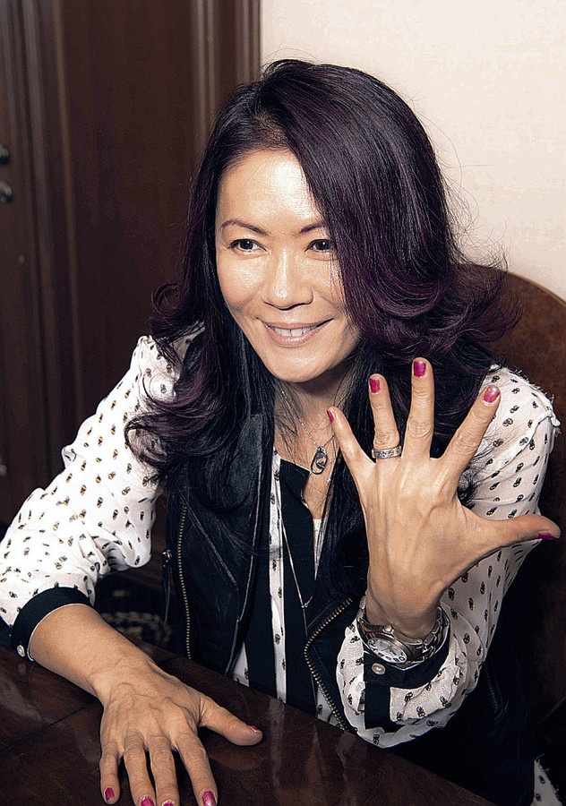 「ロックと再婚しました！」と左手薬指の指輪を見せる大黒摩季.jpg