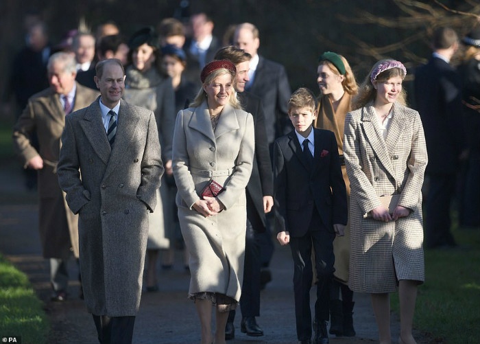 22652664-7826297-The_Earl_and_Countess_of_Wessex_matching_their_children_in_grey_-a-120_1577278875484.jpg