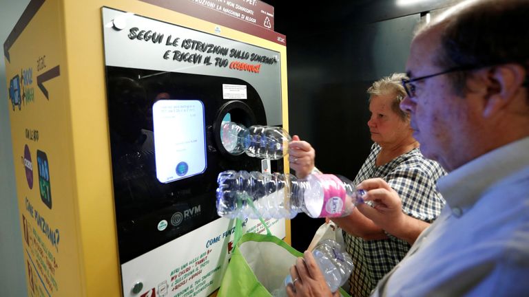 skynews-rome-plastic-bottles_4794278