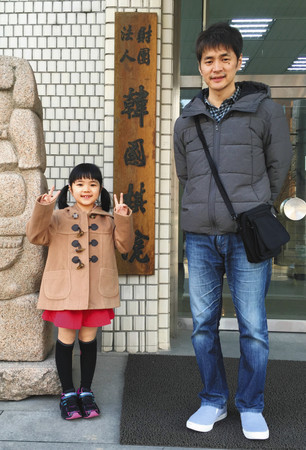 韓国滞在中、平日は道場、週末はプロ棋士が所属する「韓国棋院」に通って腕を磨いた仲邑菫さん（左）と父親信也さん＝日本棋院提供