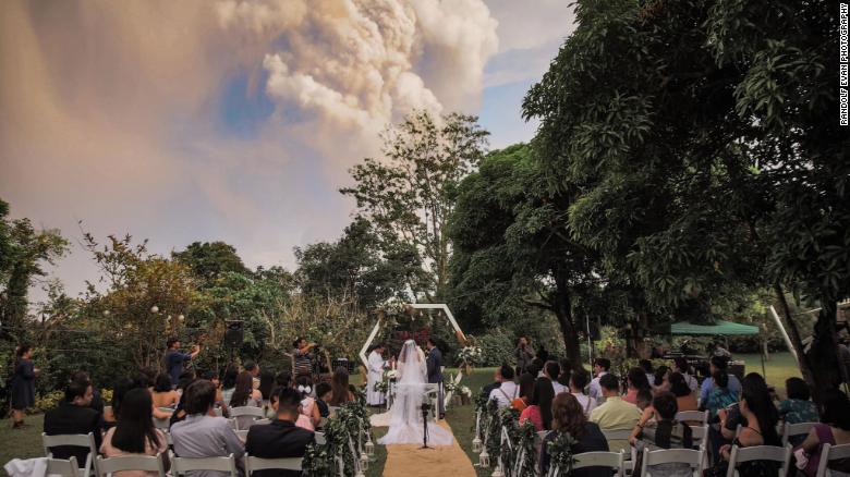 200112134939-02-taal-volcano-wedding-exlarge-169