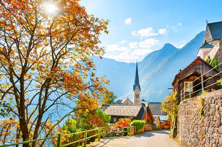 98802614-beautiful-street-in-hallstatt-village-in-austrian-alps-autumn-landscape