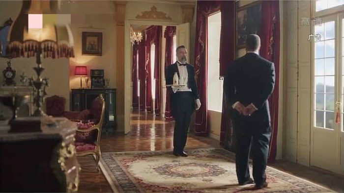 23651412-7909309-Drink_sir_A_Palace_footman_serves_Phillips_his_drink_on_a_silver-a-23_1579558822735_meitu_1.jpg