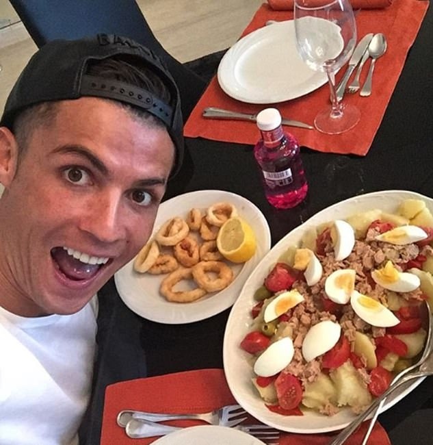 23194190-7869141-Ronaldo_also_eats_plenty_of_fish_but_avoids_having_red_meat_or_e-a-1_1578652799954.jpg