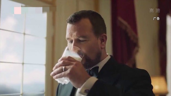 23651428-7913893-Thirsty_work_Phillips_takes_a_swig_of_milk-a-135_1579648382315_meitu_5.jpg