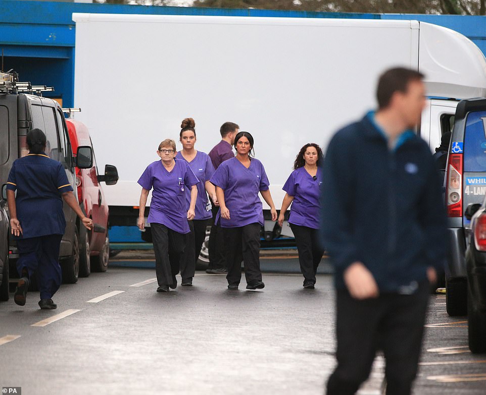 24123556-7952359-Staff_at_Arrowe_Park_Hospital_in_Merseyside_today_ahead_of_the_B-a-40_1580496413705