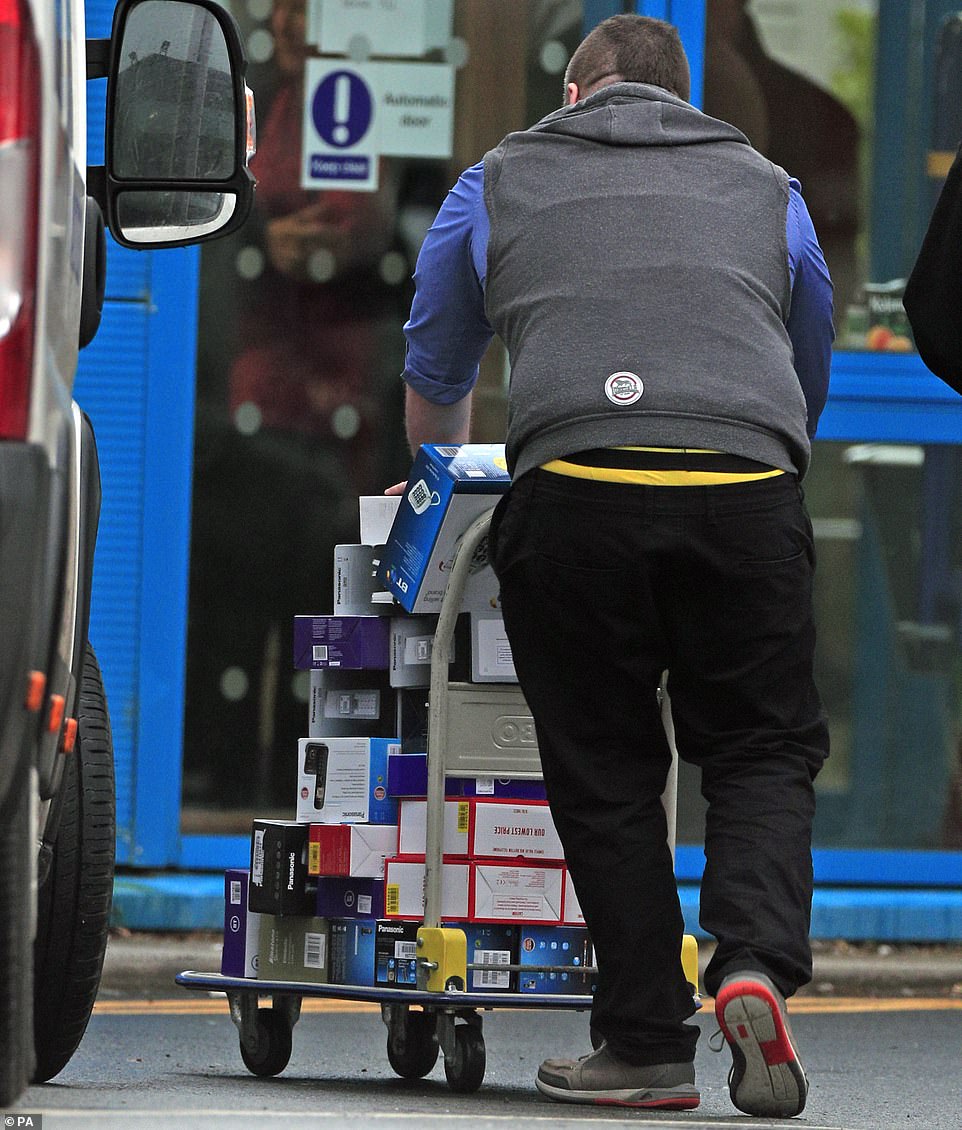 24130442-7952359-Telephone_devices_arrive_at_Arrowe_Park_Hospital_as_they_prepare-a-35_1580496413702