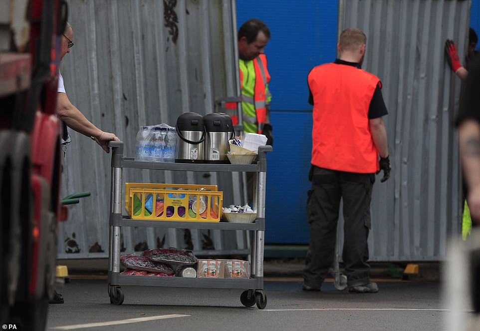 24130846-7952359-Barriers_are_put_up_at_Arrowe_Park_Hospital_today_as_water_bottl-a-36_1580496413703