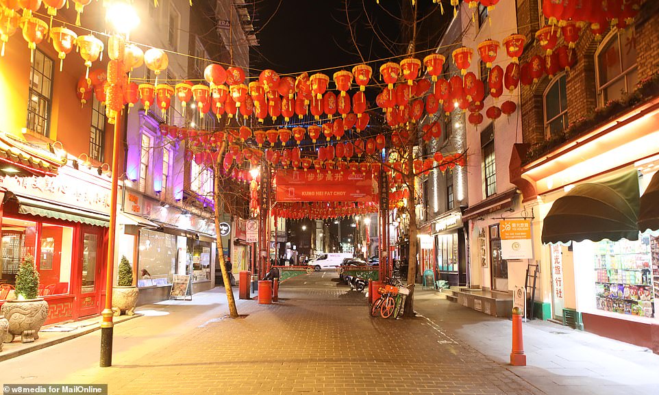 24730018-8003387-London_s_Chinatown_stands_eerily_deserted_as_thousands_of_revell-a-116_1581676954998