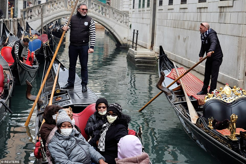 25089300-8034547-Tourists_wear_protective_face_masks_in_a_gondola_because_of_an_o-a-43_1582501796724