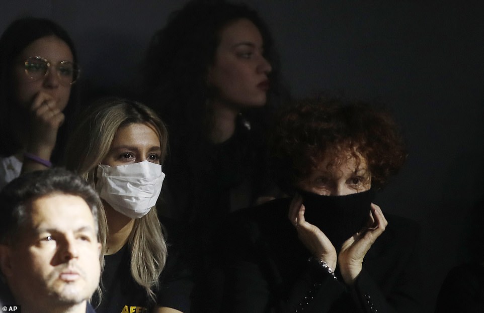 25092492-8034547-Members_of_the_audience_wear_face_masks_as_they_attend_the_Dolce-a-16_1582501793675