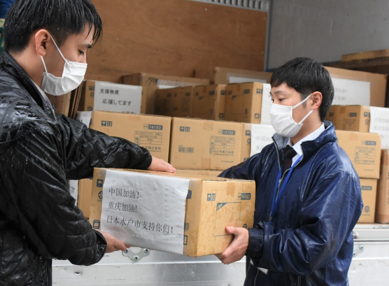マスクを詰めた段ボール箱をトラックに積み込む市職員＝水戸市役所で2020年1月28日午後1時37分.jpg