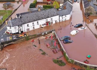 24806840-8010579-An_aerial_view_of_the_Welsh_village_of_Crickhowell_which_has_bee-a-400_1581891127354.jpg