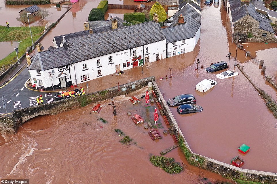24806840-8010579-An_aerial_view_of_the_Welsh_village_of_Crickhowell_which_has_bee-a-400_1581891127354.jpg