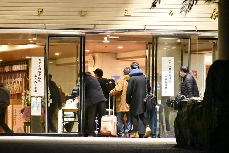 ホテルに入る帰国者＝29日午後8時20分、勝浦市墨名.jpg