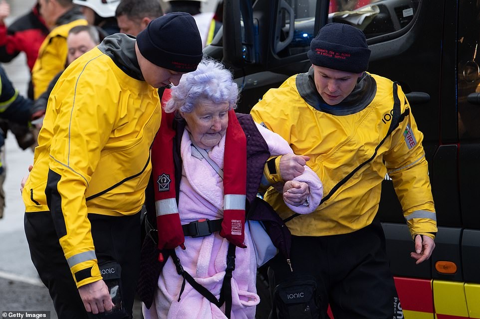 24801096-8010579-An_elderly_woman_is_rescued_from_a_property_on_February_16_2020_-a-402_1581891127355.jpg