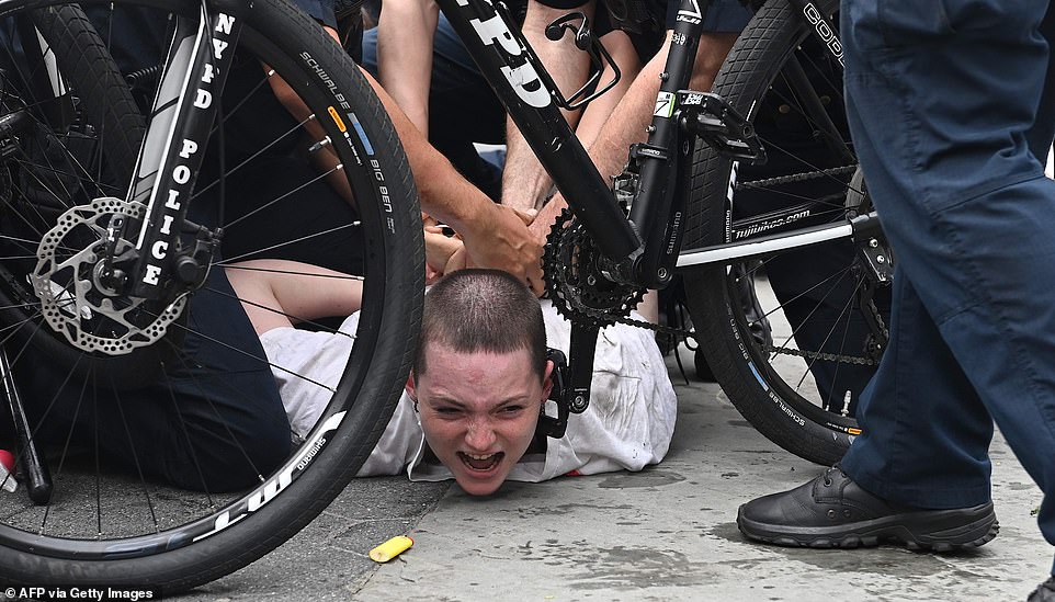 28954382-8367883-New_York_City_New_York_Officers_pin_a_protester_to_the_floor_at_-a-53_1590741051923