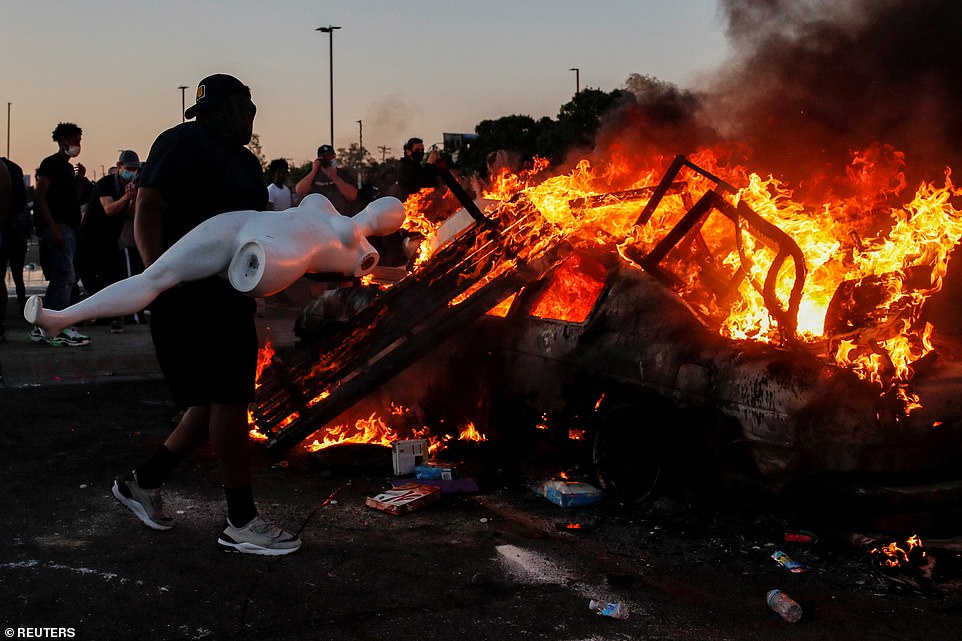 28955536-8367883-Minneapolis_Minnesota_A_man_throws_a_mannequin_onto_a_burning_ca-a-21_1590741051525