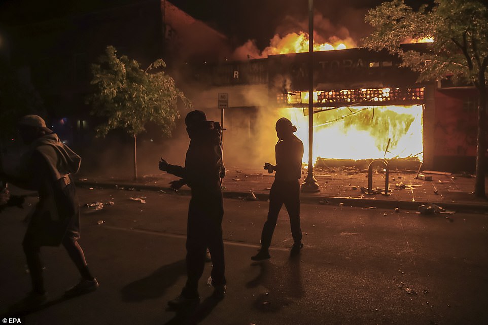 28957804-8367883-St_Paul_Minnesota_People_walk_away_from_the_scene_while_a_fire_r-a-42_1590741051666