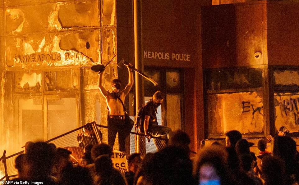 28960728-8367883-Minneapolis_Minnesota_Protesters_stand_on_a_barricade_in_front_o-a-38_1590741051652