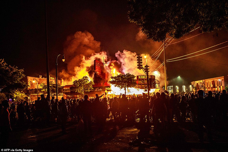 28961356-8367883-Minneapolis_Minnesota_Fire_and_smoke_engulf_a_liquor_store_on_th-a-30_1590741051622