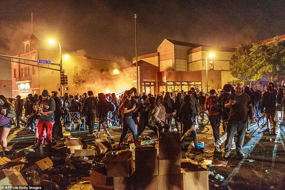 28961358-8367883-Minneapolis_Minnesota_A_crowd_of_protesters_stand_near_the_Third-a-29_1590741051619