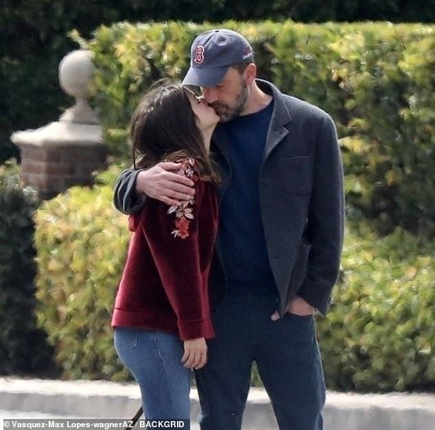 Ben-Affleck-cant-keep-his-hands-off-girlfriend-Ana-de